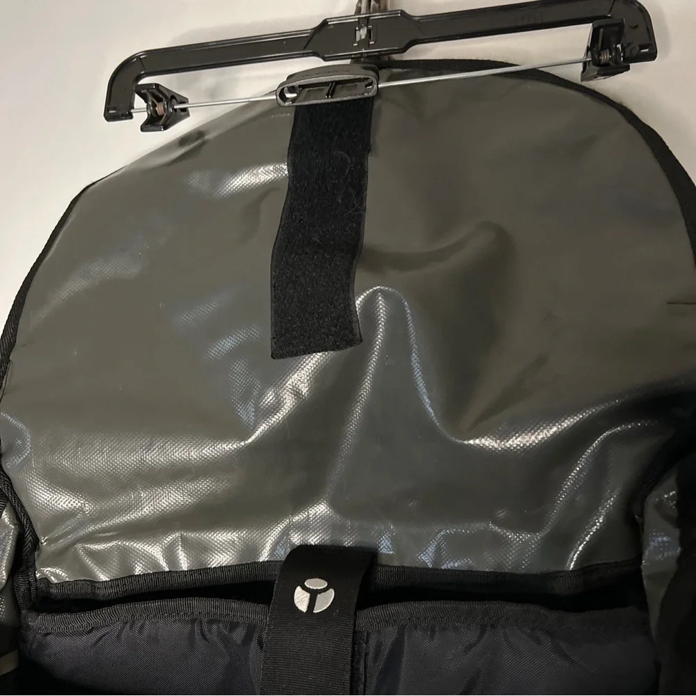 YAK PAC Messenger Crossbody Computer Bag Black Gray Many Pockets.